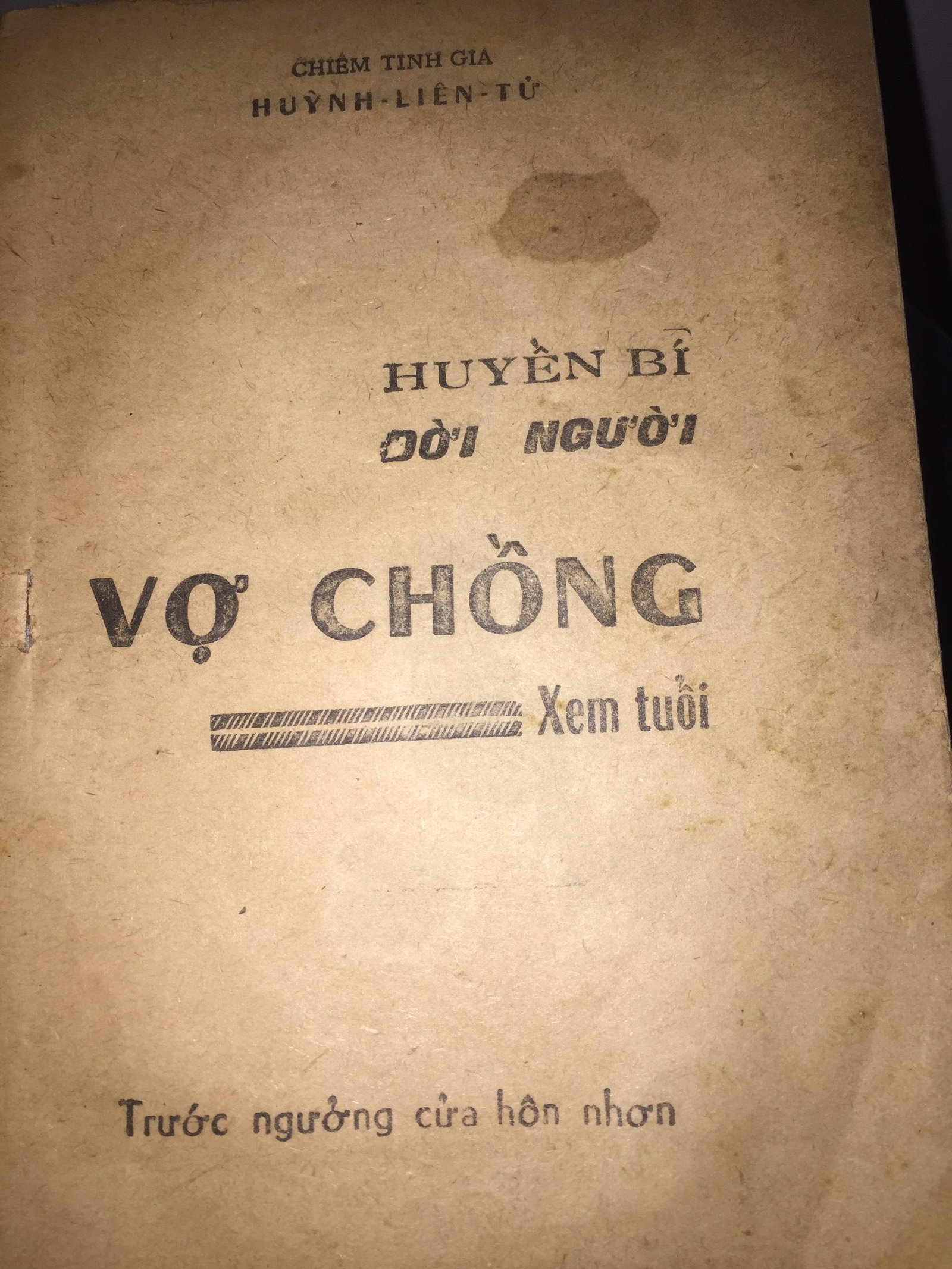 Huyen-Bi-Doi-Nguoi-Vo-Chong-Xem-Tuoi-Truoc-Nguong-Cua-Hon-Nhan-–-Huynh-Lien-Tu-1.jpg
