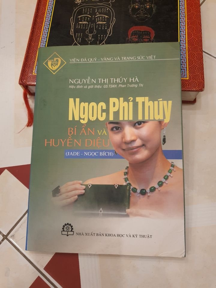 NGOC-PHI-THUY-BI-AN-VA-HUYEN-DIEU.jpg