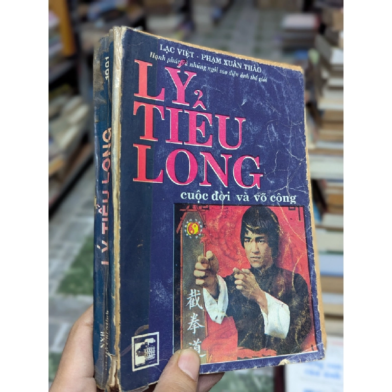 Ly-Tieu-Long-Cuoc-Doi-Va-Vo-Cong-1.webp